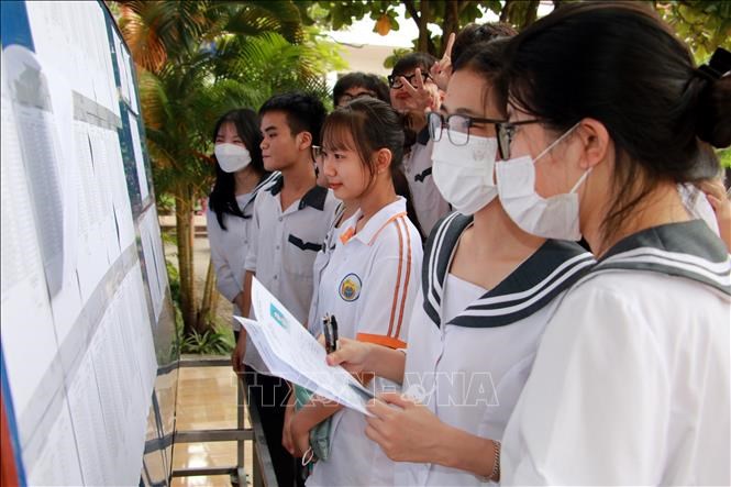 Thí sinh tại điểm thi Trường THPT chuyên Lê Hồng Phong, thành phố Nam Định, tỉnh Nam Định kiểm tra danh sách thí sinh dự thi, số báo danh trước khi thi. Ảnh tư liệu: Nguyễn Lành/TTXVN