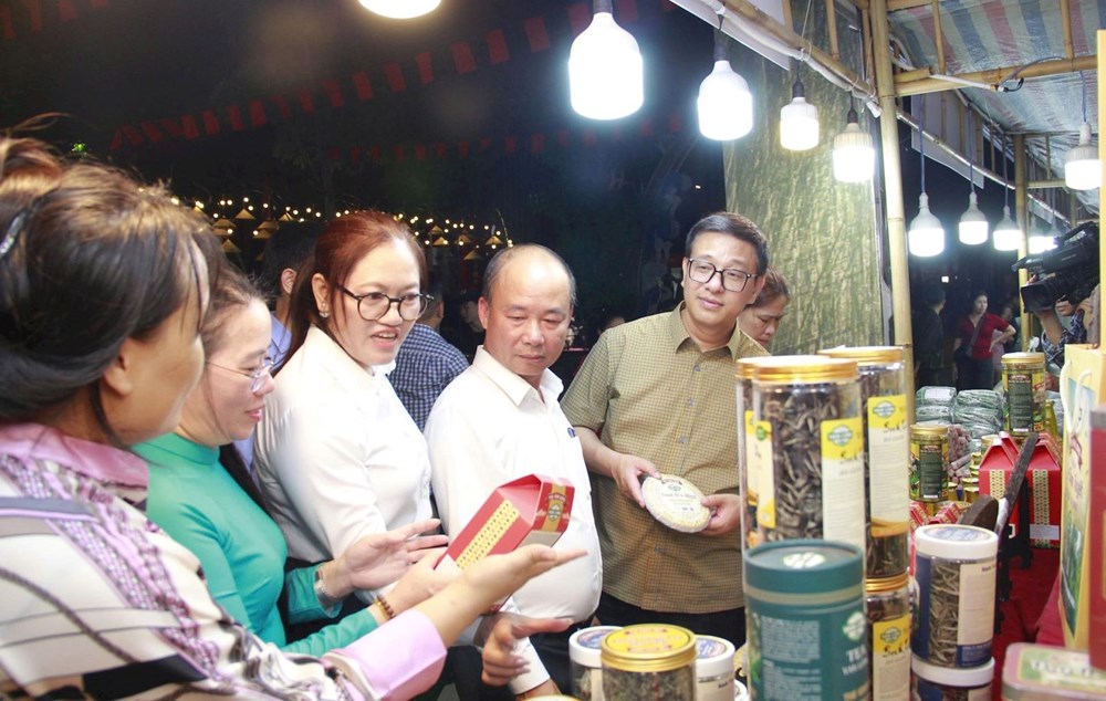 Các đại biểu tham quan các gian hàng và mua sắm sản phẩm tại sự kiện. Ảnh: MP