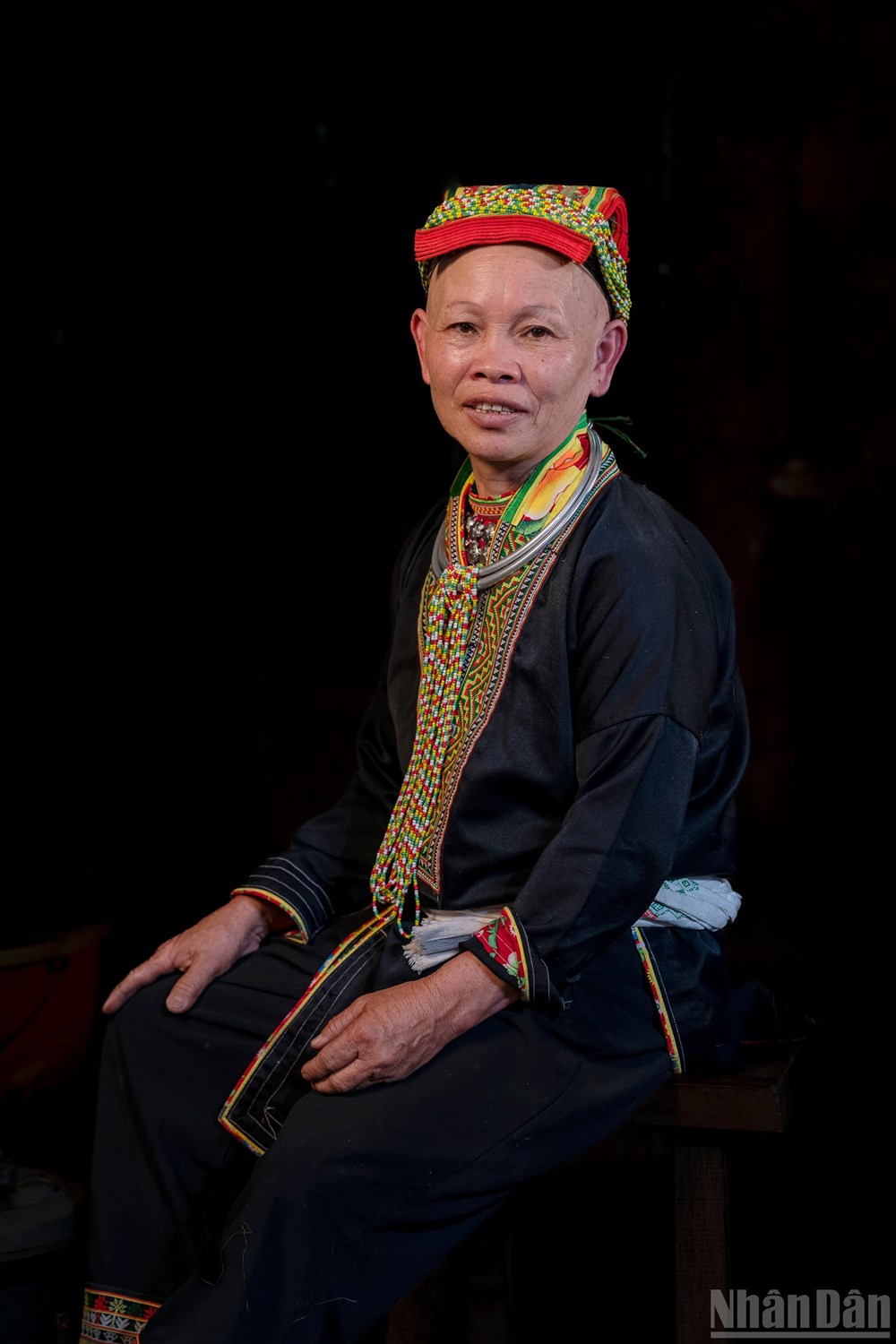 Bà Bàn Minh Toan với mái tóc đã hoàn thiện, phủ khăn, một biểu tượng bình dị mà sâu sắc của vẻ đẹp truyền thống.