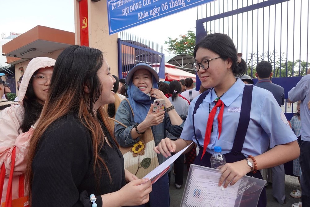 Gương mặt vui tươi phấn khởi của thí sinh và phụ huynh sau buổi thi Ngữ văn.