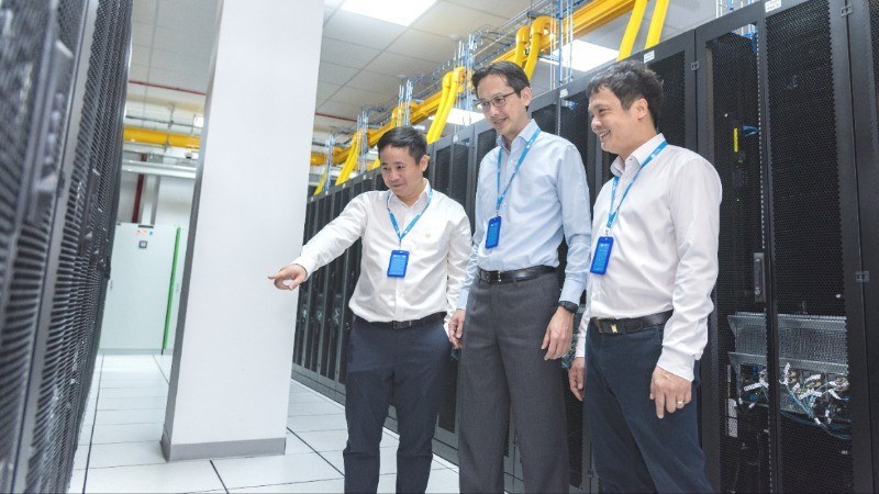 Thứ trưởng Ngoại giao Đỗ Hùng Việt cùng đoàn thăm Nhà máy AI (AI Factory) do FPT hợp tác cùng NVIDIA nghiên cứu và phát triển.
