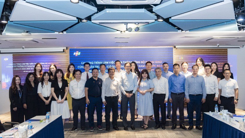 Đoàn Trưởng Cơ quan đại diện Việt Nam ở nước ngoài nhiệm kỳ 2024-2027 và đại diện các đơn vị thuộc Bộ Ngoại giao tại buổi làm việc với lãnh đạo Tập đoàn FPT.