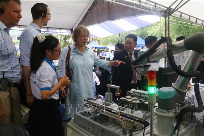 Các đại biểu tham quan gian hàng giới thiệu nghề nghiệp đào tạo tại Trường cao đẳng Công nghệ quốc tế Lilama 2 theo công nghệ Đức.