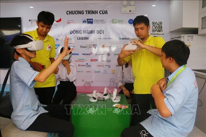 Học sinh ở Đồng Nai trải nghiệm thực tế ảo về các trường học tại Đức.