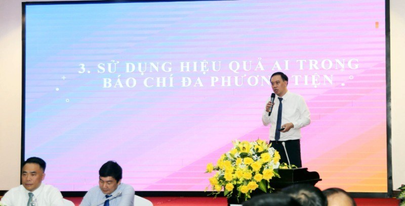 Nhà báo Ngô Việt Anh, Giám đốc Trung tâm Phát triển truyền thông, Báo Nhân Dân tham luận tại hội thảo.
