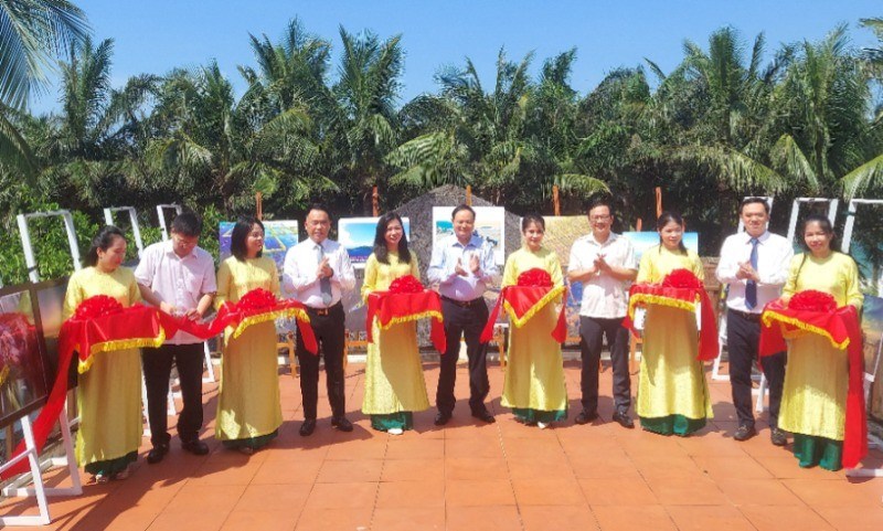 Các đại biểu cắt băng khai mạc triển lãm ảnh “Hành động vì đại dương xanh”.