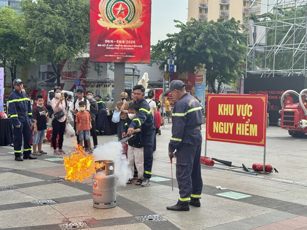 Hướng dẫn người dân các lứa tuổi tham gia hoạt động PCCC và cứu hộ cứu nạn.