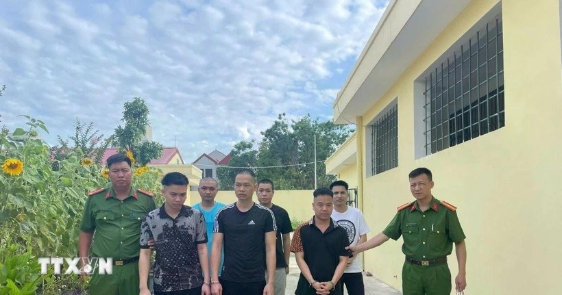 Nhóm đối tượng bị bắt giữ. (Ảnh: TTXVN)