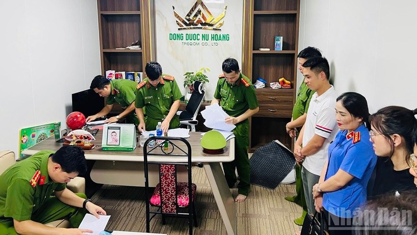 Cơ quan Công an tỉnh Yên Bái khám xét nơi làm việc của Vũ Quang Thuận. (Ảnh: THANH SƠN)