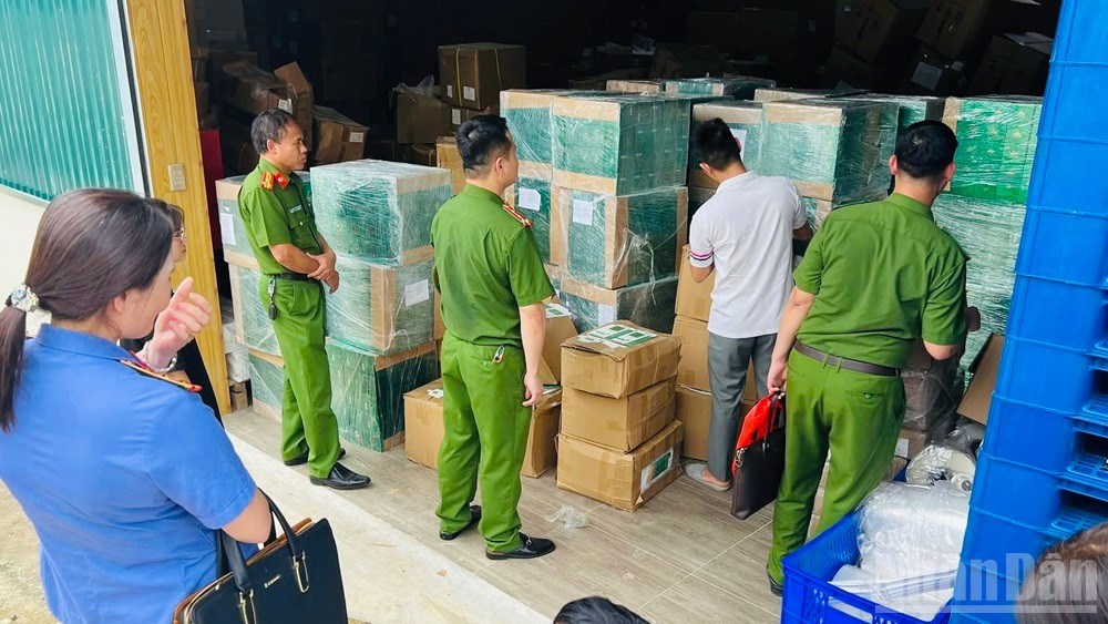 Tiến hành khám xét nơi sản xuất mỹ phẩm chưa được phép lưu hành. (Ảnh: THANH SƠN)