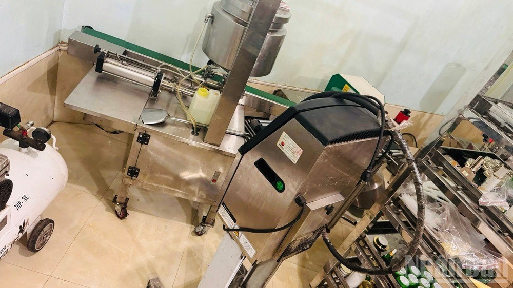 Một thiết bị sản xuất mỹ phẩm bị phát hiện tại nhà xưởng của Thuận. (Ảnh: THANH SƠN)