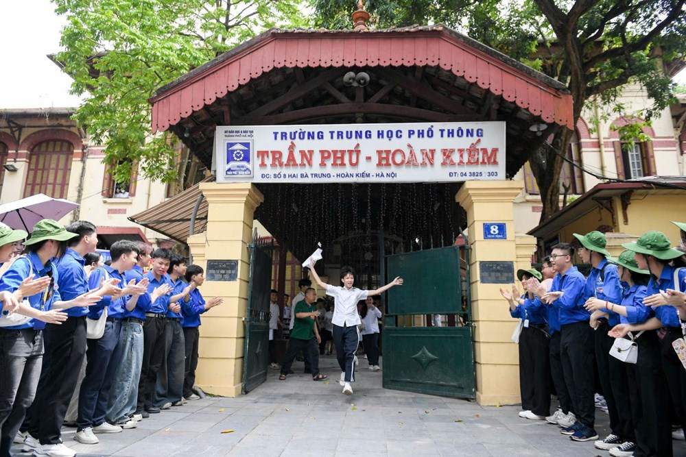 Thí sinh rời điểm thi Trường THPT Trần Phú - Hoàn Kiếm, Hà Nội. Ảnh: Lê Phú