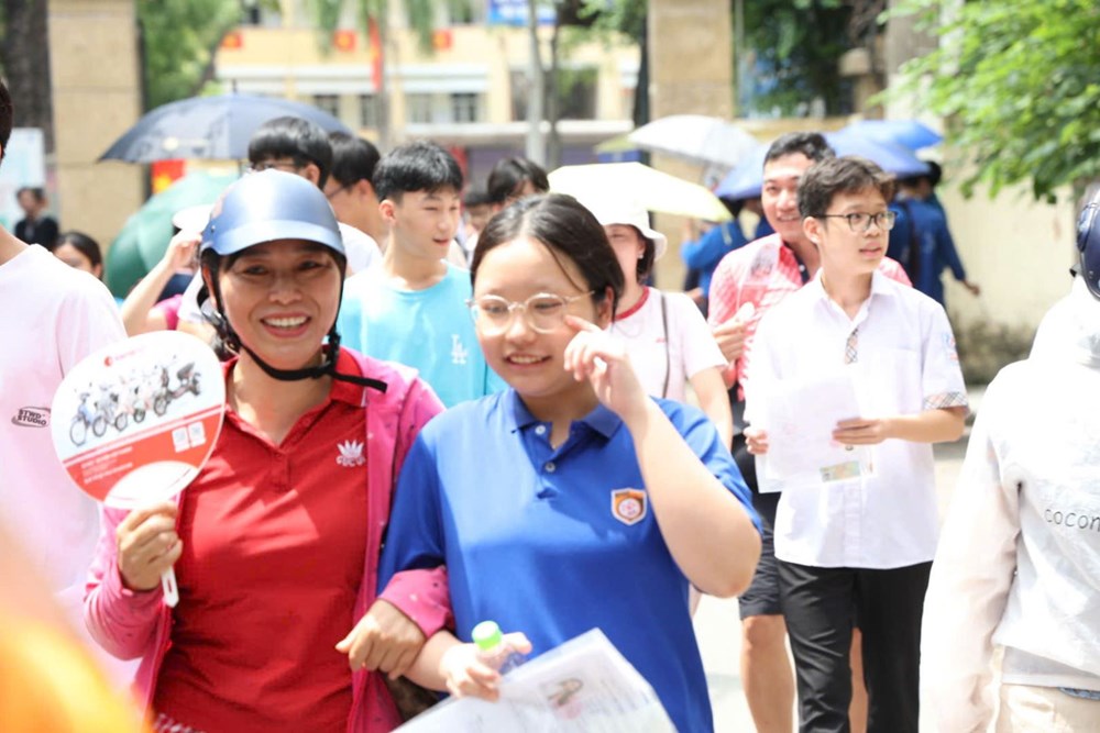 Thí sinh Hà Nội tự tin bước vào môn thi Ngoại ngữ chiều 7.6. Ảnh: Lê Phú