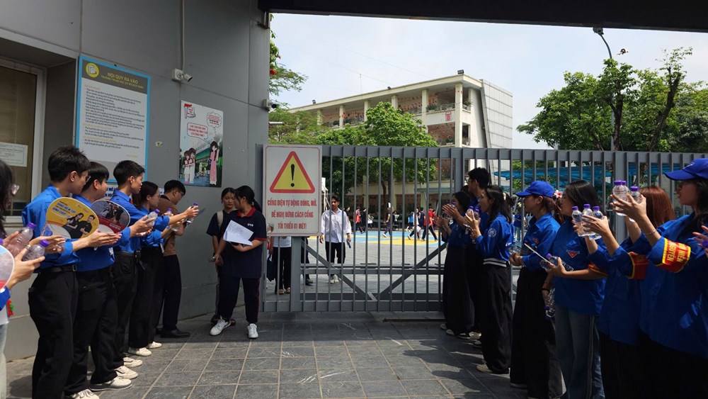 Các tình nguyện viên chào đón những thí sinh đầu tiên ra khỏi phòng thi.