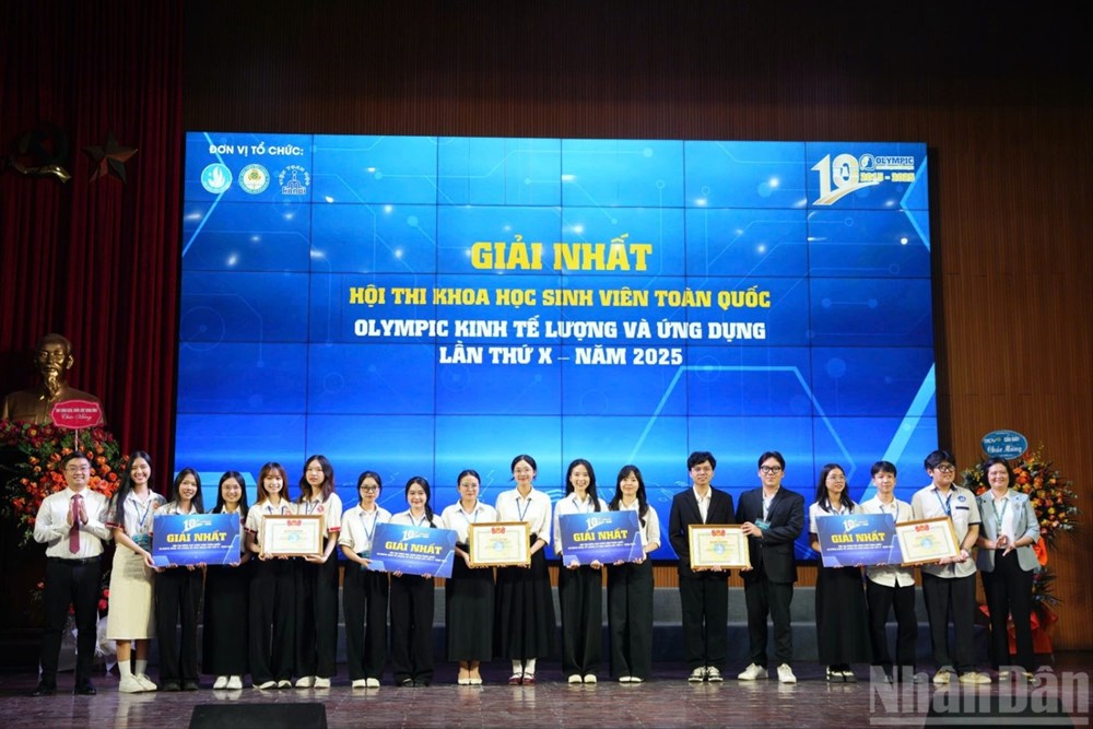 Các nhóm thí sinh giành giải Nhất.