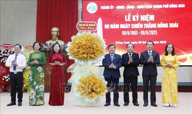 Lãnh đạo tỉnh Bình Phước chúc mừng thành phố Đồng Xoài. Ảnh: Nhật Bình/TTXVN