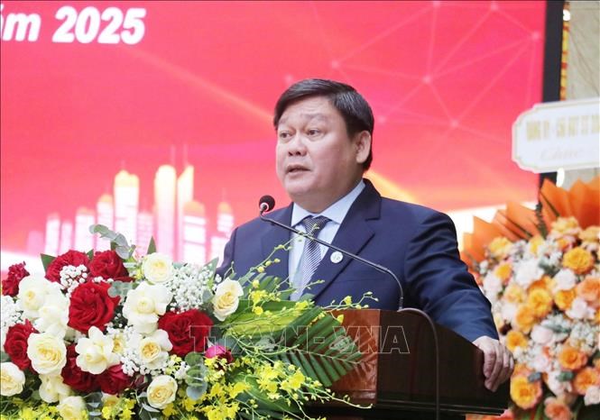 Ông Võ Đăng Khoa, Phó Bí thư Thường trực Thành ủy Đồng Xoài đọc diễn văn kỷ niệm 60 năm chiến thắng Đồng Xoài (9.6.1965 – 9.6.2025). Ảnh: Nhật Bình /TTXVN