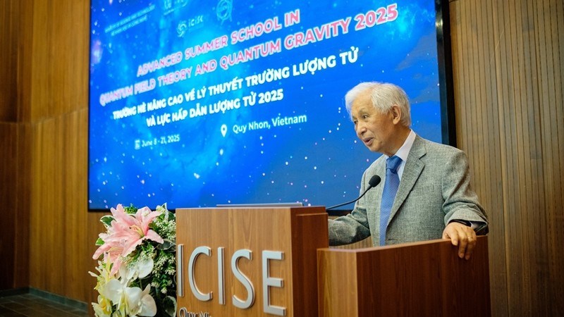 Giáo sư Trần Thanh Vân, Chủ tịch Hội Khoa học Gặp gỡ Việt Nam phát biểu tại buổi lễ.