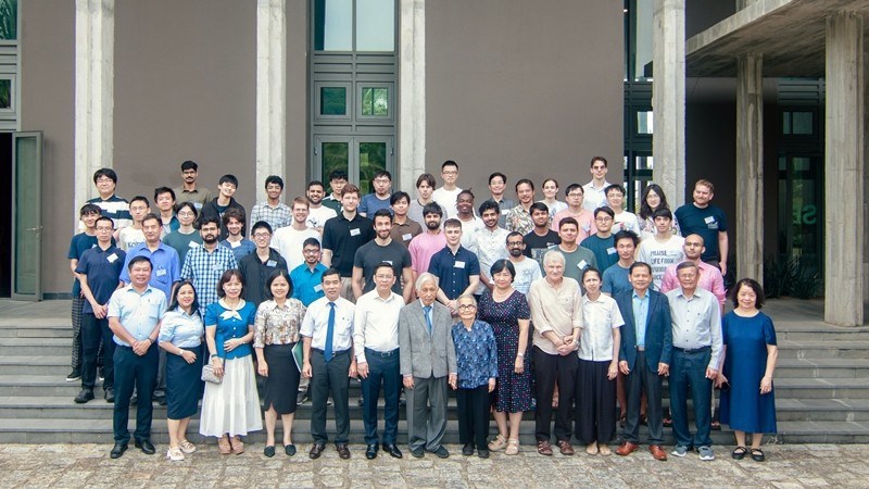 Các đại biểu chụp ảnh lưu niệm tại Trung tâm ICISE.