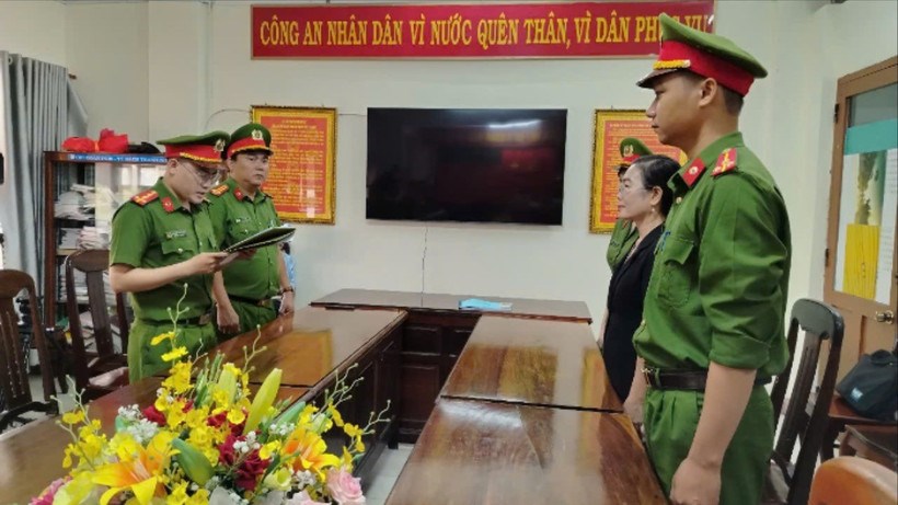 Cơ quan Cảnh sát điều tra Công an tỉnh Phú Yên tống đạt quyết định khởi tố bị can đối với bà Đặng Thị Hòa Hiệp. (Ảnh Công an tỉnh Phú Yên)