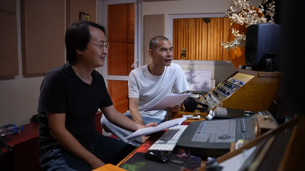 Đạo diễn Trịnh Lâm Tùng theo dõi quá trình thu âm. Ảnh: ĐPCC