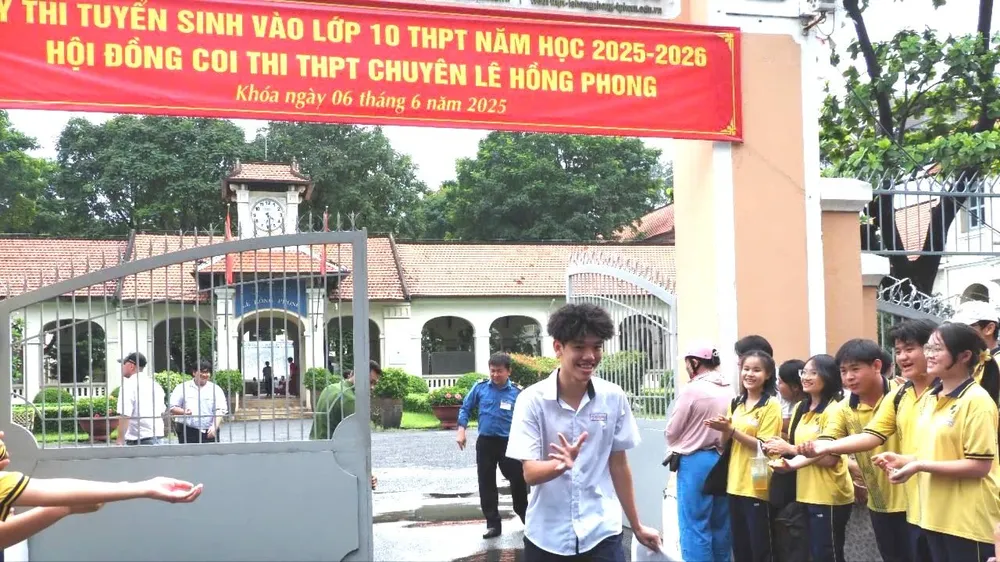 TP.HCM: Cảm xúc lẫn lộn sau bài thi môn chuyên, tích hợp - ảnh 1