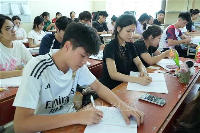Nhiều trường đã phân lớp ôn tập theo môn để học sinh nắm chắc kiến thức và phù hợp với năng lực.