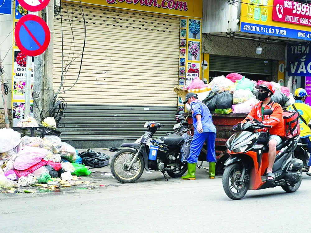 Đơn vị thu gom rác thải sinh hoạt tại phường 11, quận 3, TPHCM. Ảnh: Thanh Hiền
