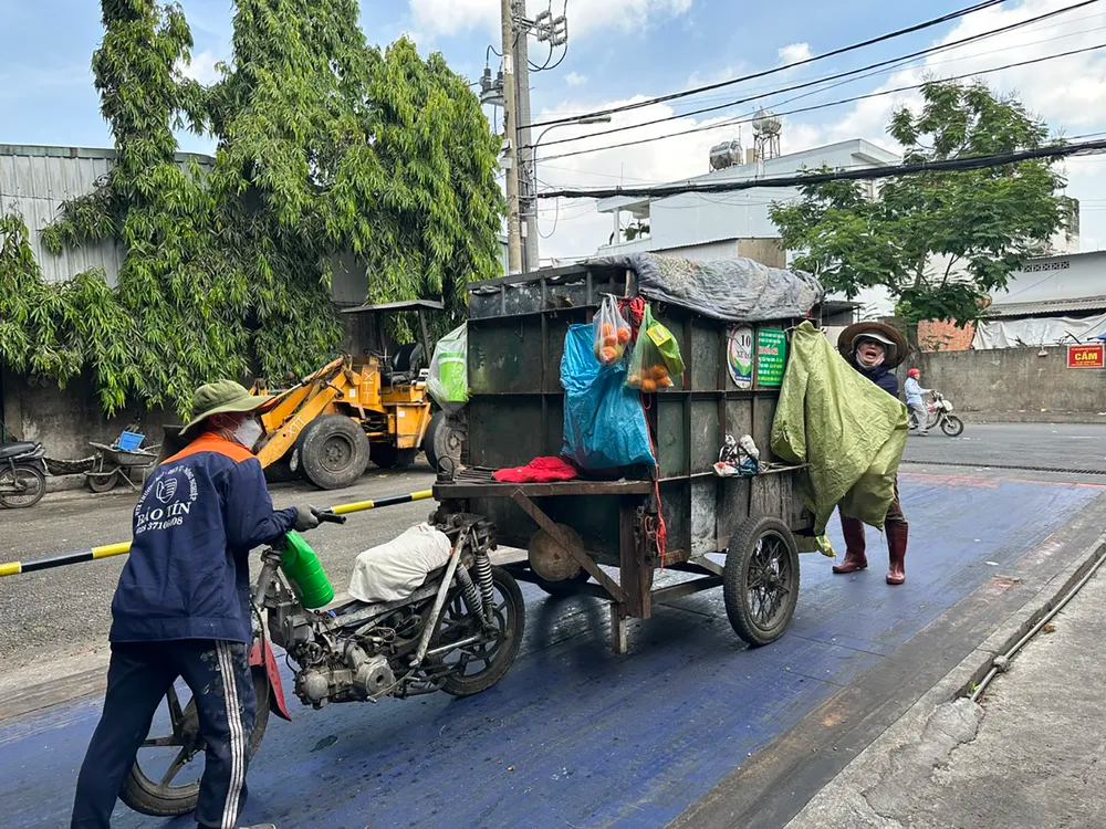 Thu gom rác thải sinh hoạt tại một điểm trung chuyển rác ở TPHCM