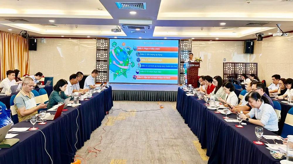 Buổi họp tham vấn dự thảo quy chuẩn kỹ thuật quốc gia về khí thải ô tô, xe mô tô, xe gắn máy và lộ trình áp dụng. Ảnh: THANH HIỀN