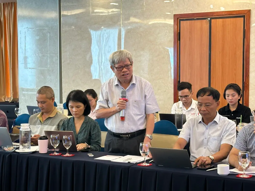 Các chuyên gia góp ý tại buổi họp. Ảnh: THANH HIỀN