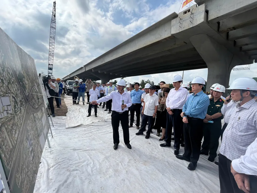 Phó Thủ tướng Mai Văn Chính nghe các đơn vị báo cáo tiến độ tại hiện trường công trình. Ảnh: QUỐC HÙNG