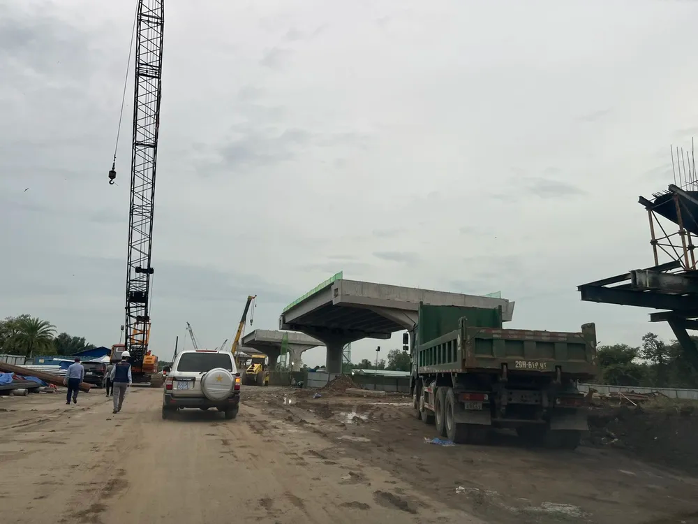 Đường Vành đai 3 đang gấp rút hoàn thiện đoạn trên cao qua TP Thủ Đức , TPHCM. Ảnh: QUỐC HÙNG
