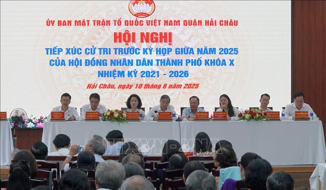 Quang cảnh buổi tiếp xúc cử tri.