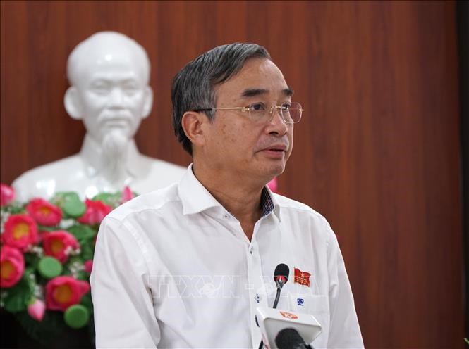 Chủ tịch UBND thành phố Đà Nẵng Lê Trung Chinh cung cấp thông tin, giải đáp các ý kiến của cử tri.