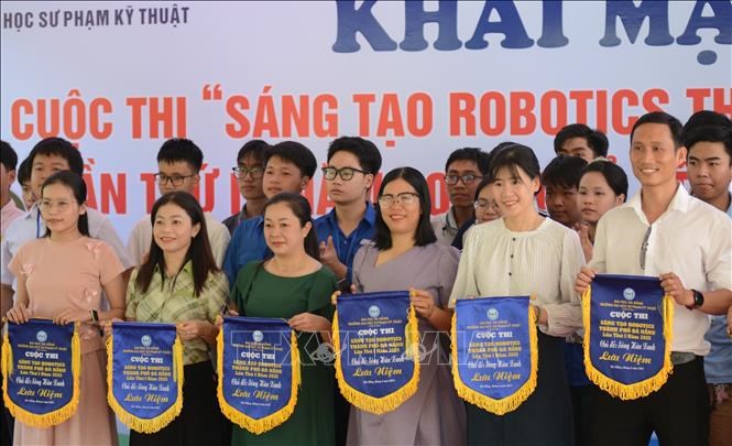 Ban tổ chức trao cờ lưu niệm cho các đơn vị tham gia cuộc thi. Ảnh: Văn Dũng/TTXVN