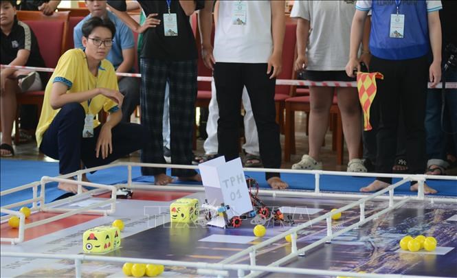 Thành viên đội tham gia cuộc thi điều khiển Robot. Ảnh: Văn Dũng/TTXVN