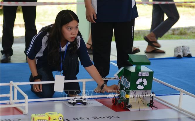 Thành viên đội tham gia cuộc thi điều khiển Robot. Ảnh: Văn Dũng/TTXVN