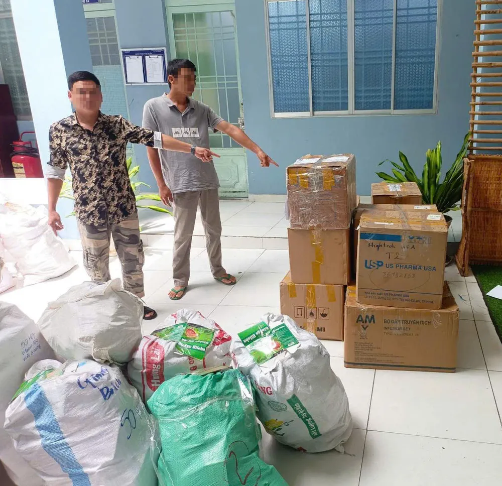C. (bên trái), là tài xế chở số hàng bằng xe tải đến giao cho L. đi tiêu hủy. Ảnh: CA