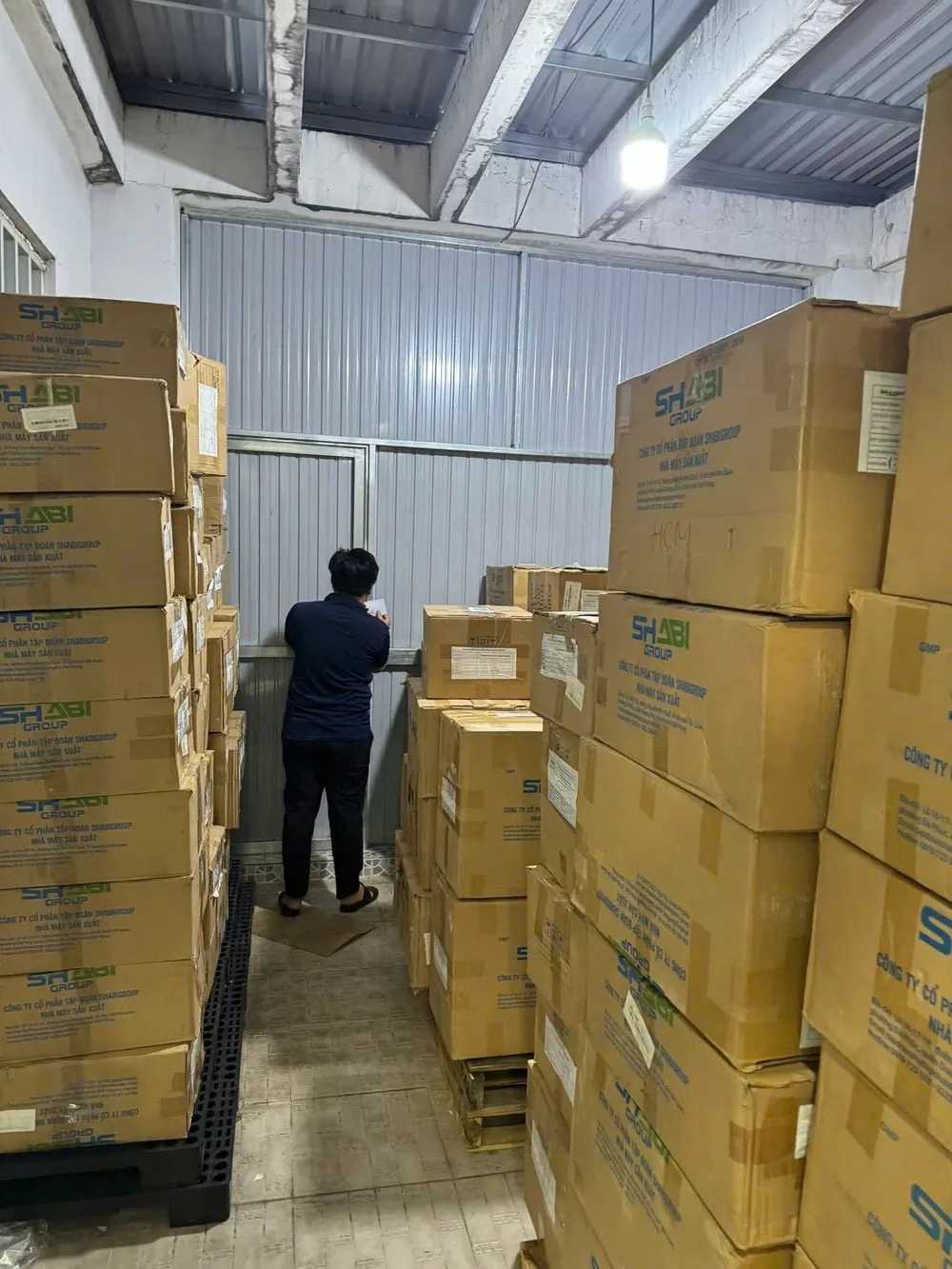 Công an thu giữ số lượng lớn thực phẩm chức năng. Ảnh: CA