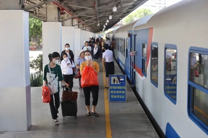 Tăng thêm tàu chạy tuyến TP.HCM - Hà Nội phục vụ đợt cao điểm hè - ảnh 1