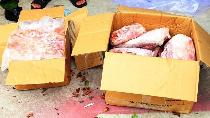 Thực phẩm đông lạnh không rõ nhãn hiệu, xuất xứ, đều đã hết hạn sử dụng.