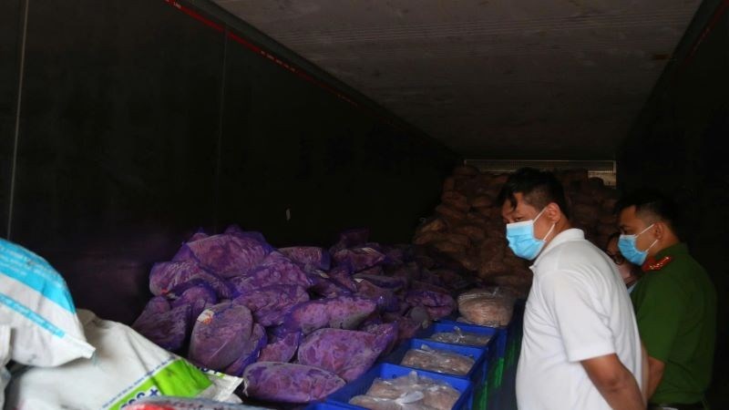 Nhiều thịt gà, thịt heo, ức vịt, xúc xích thành phẩm…đã được niêm phong, tạm giữ.