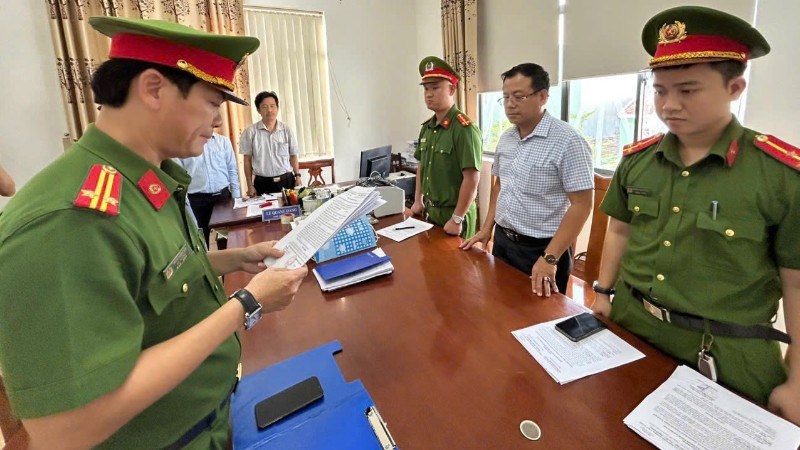 Lực lượng của Phòng Cảnh sát Kinh tế, Công an tỉnh Quảng Nam Tống đạt quyết định tạm giam đối với đối tượng La Mai Đình Hòa, nguyên Trưởng phòng Trung tâm Phát triển quỹ đất thành phố Tam Kỳ.