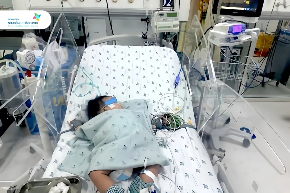 Bệnh nhi 4,5 tháng tuổi nguy kịch vì mắc sốt xuất huyết