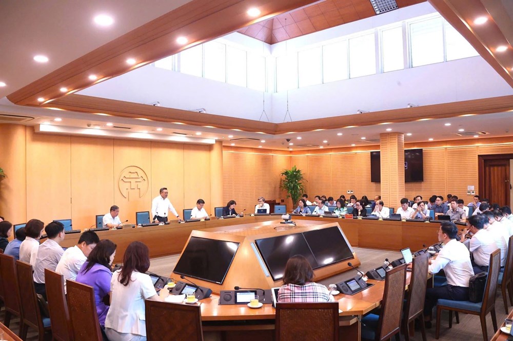 Chủ tịch UBND TP Hà Nội Trần Sỹ Thanh chủ trì cuộc họp.