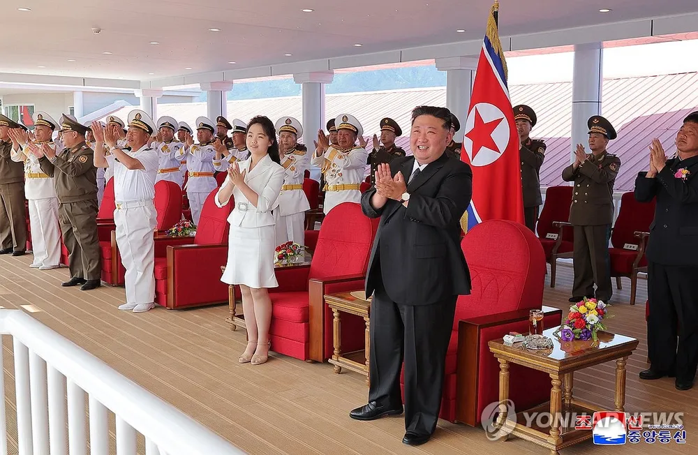 Nhà lãnh đạo Kim Jong-un tại lễ hạ thủy tàu khu trục. Ảnh: KCNA/YONHAP