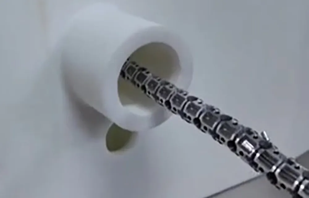 Robot chui vào bên trong thiết bị để kiểm tra. Ảnh: CHINA DAILY