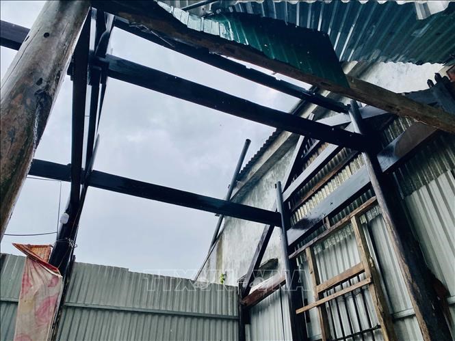 Ngôi nhà ở xã Cẩm Trung (Cẩm Xuyên, Hà Tĩnh) bị tốc mái do lốc xoáy.