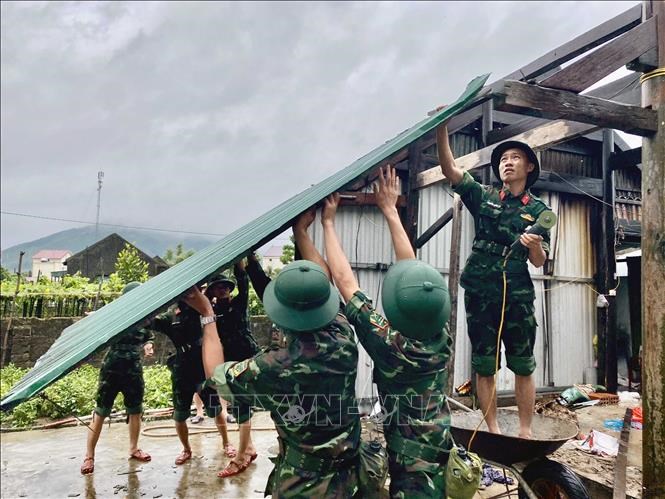 Cán bộ, chiến sĩ Trung đoàn 841 (Bộ Chỉ huy quân sự tỉnh Hà Tĩnh) giúp người dân khắc phục hậu quả lốc xoáy.